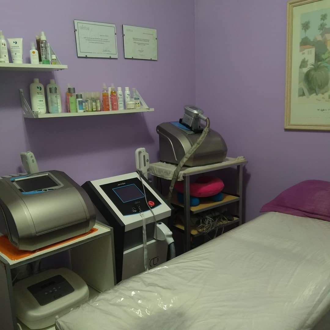Interior moderno de Estética Integral Almagro con sillón de tratamiento y equipos de última generación