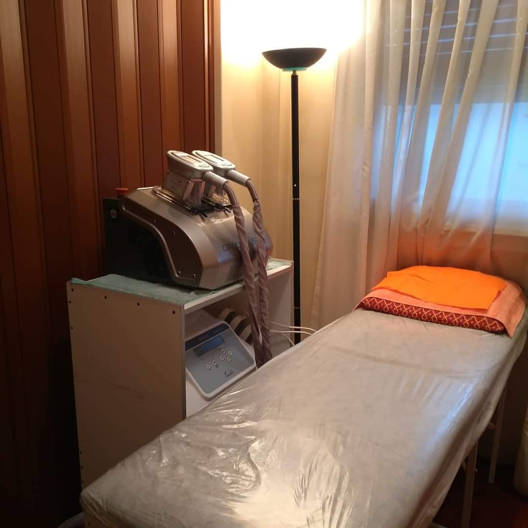 Detalle de productos de alta gama y aparatología profesional en una sala de tratamiento de luz cálida