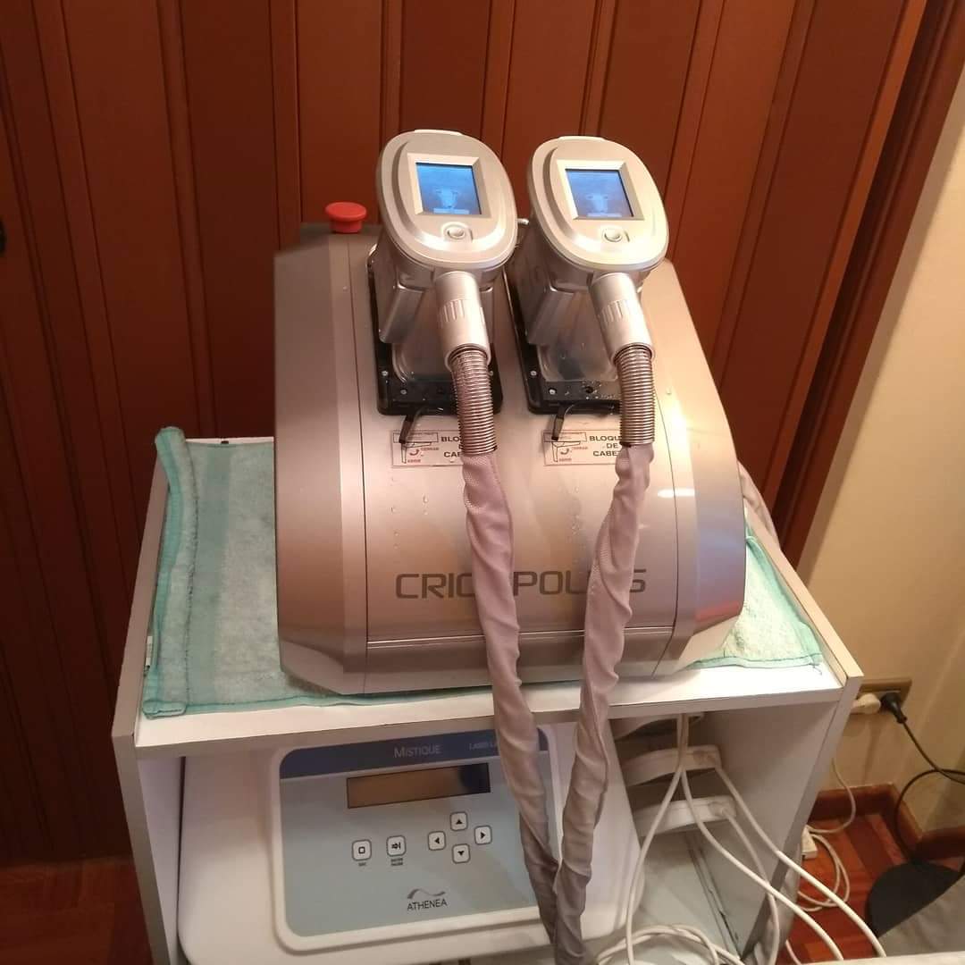 Profesional realizando tratamiento facial avanzado a una paciente en un ambiente clínico elegante y relajado