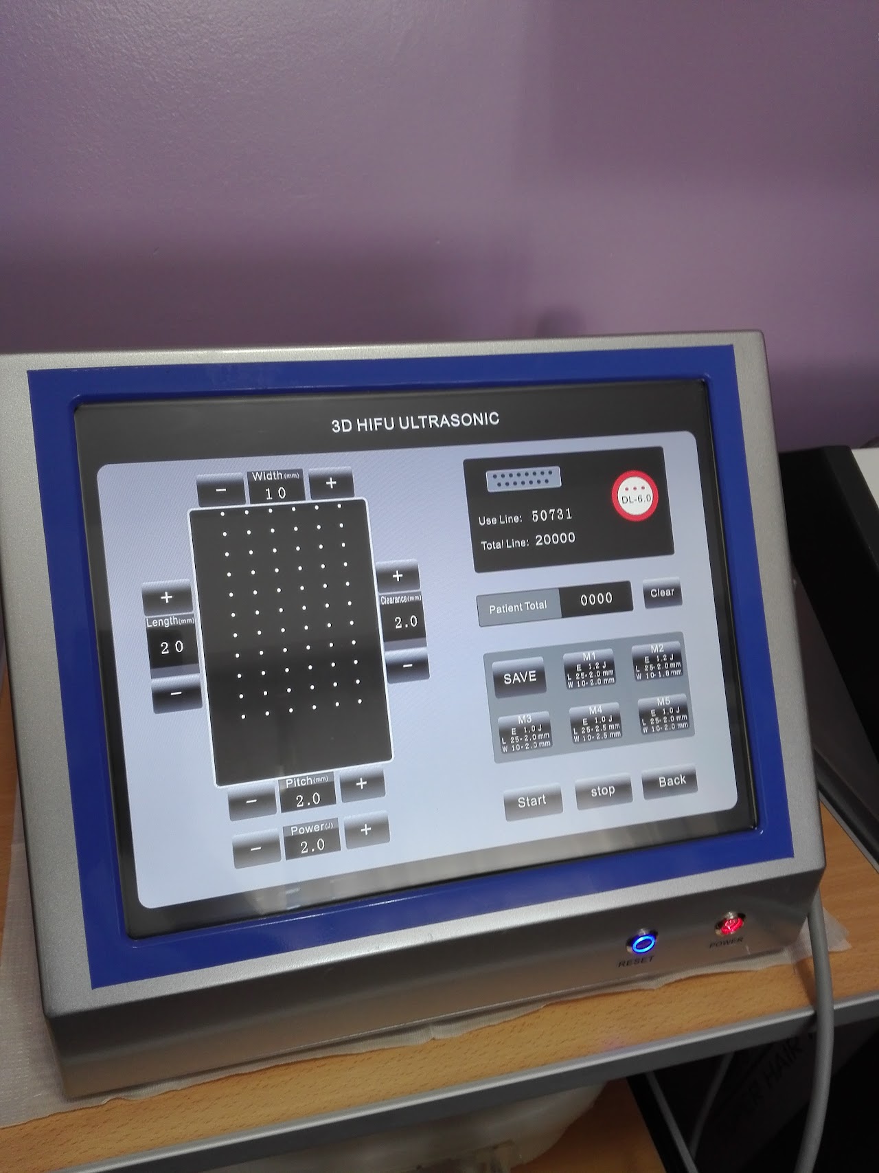 Paciente recibiendo tratamiento facial con tecnología láser en un centro de estética moderno con diseño minimalista